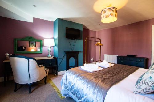 een slaapkamer met een bed en een bureau met een lamp bij Bridge Street Rows City Centre Apartment by Rework Accommodation in Chester