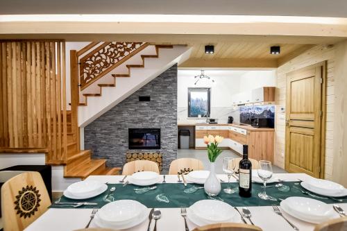 Magiczny Domek في بيالكا تاترزانسكا: غرفة طعام مع طاولة ودرج