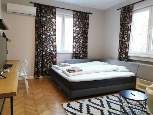 una camera con un letto e due finestre di Beautifully Decorated Functional Apartment a Sofia