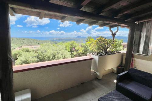 - une vue depuis le balcon d'une maison dans l'établissement Superior apartments in Residence in Cugnana Verde, à Cugnana Verde