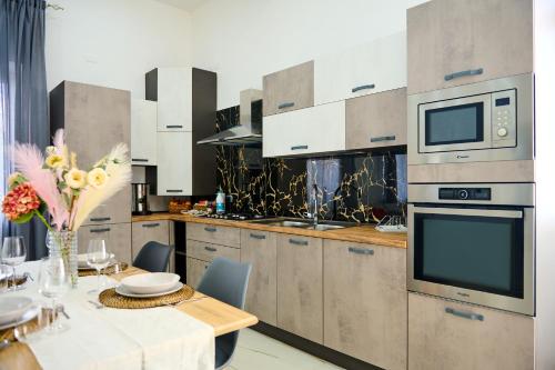 a kitchen with a dining table and a microwave at GG HOME in Saviano