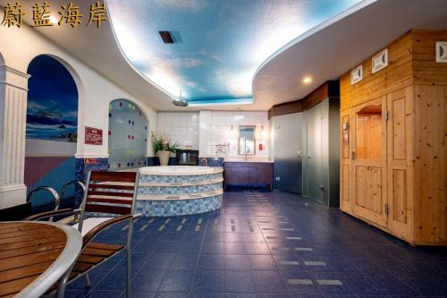 une chambre avec une table et des chaises dans un bâtiment dans l'établissement Regale Motel, à Zhonghe