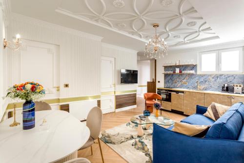 ein Wohnzimmer mit einem weißen Tisch und einem blauen Sofa in der Unterkunft Luxury 2 Bedroom & 2 Bathroom - Notre Dame in Paris