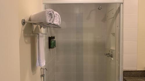 a shower in a bathroom with a towel rack at Quarto em hotel pertinho do Aeroporto de Congonhas - H2208 in São Paulo