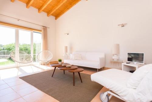a white living room with a white couch and a table at Villa T3 com Jardim Vila Sagres M8 in Sagres