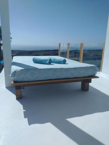 una silla con dos almohadas encima en CASA TIE' Lanzarote vista mar - piscina relax - adults only en Tías