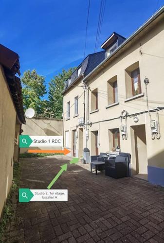 un bâtiment avec un panneau indiquant la rue devant lui dans l'établissement Studio 2 proche du Jardin des plantes de Rouen, à Rouen