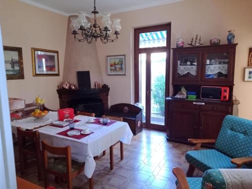 una sala de estar con una mesa y sillas en il Cantuccio, en Desenzano del Garda