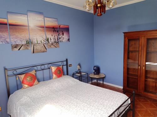 1 dormitorio con cama y pared azul en B&B il Cantuccio, en Desenzano del Garda