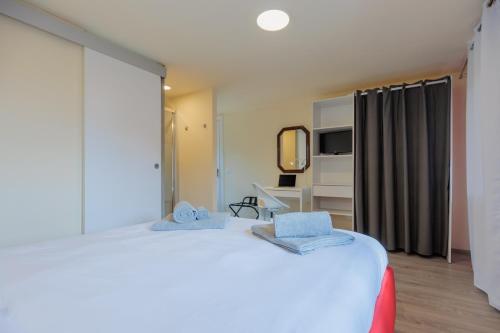 a hotel room with a bed and a mirror at 5 min dal centro - Ca'Lea - Motta di Livenza in Motta di Livenza