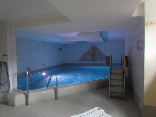uma grande piscina num quarto com em Ferienwohnung Chiemseestrand em Arlaching