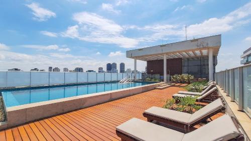 een zwembad op het dak van een gebouw bij Add Nova Berrini in Sao Paulo