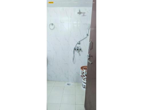 porta aperta per un bagno con doccia di Shivam Hotel, Gorakhpur a Gorakhpur