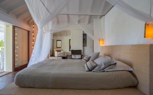 um quarto com uma cama grande num quarto em Saint Barth Villa 10 em Marigot