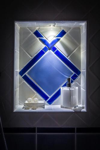 a window in a bathroom with a blue glass at Palazzo Dessy Historic House in Cagliari