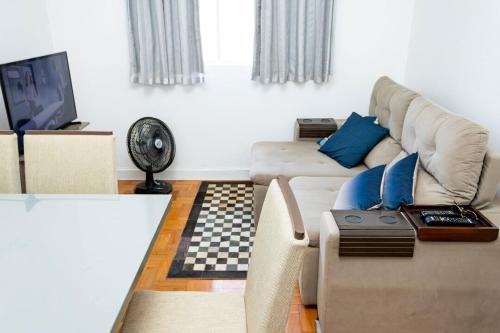 sala de estar con sofá y TV en Apto com Wi Fi no centro de Belo Horizonte MG en Belo Horizonte