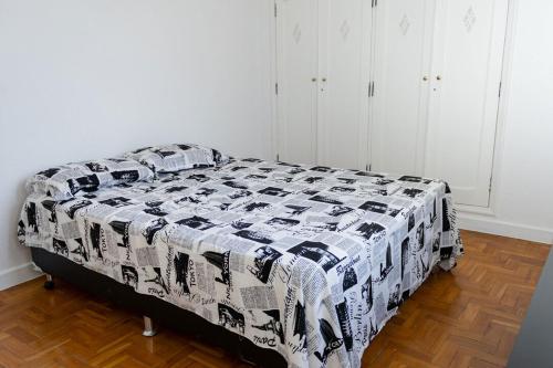 Ένα ή περισσότερα κρεβάτια σε δωμάτιο στο Apto com Wi Fi no centro de Belo Horizonte MG