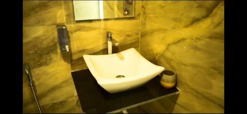 アリバグにあるYogi's Retreatの石壁のバスルーム(シンク付)