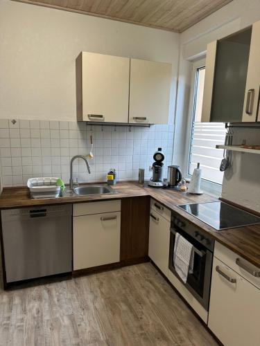 eine Küche mit einer Spüle und einer Arbeitsplatte in der Unterkunft Ferienwohnung in Sulzbach Nähe Augenklinik in Sulzbach