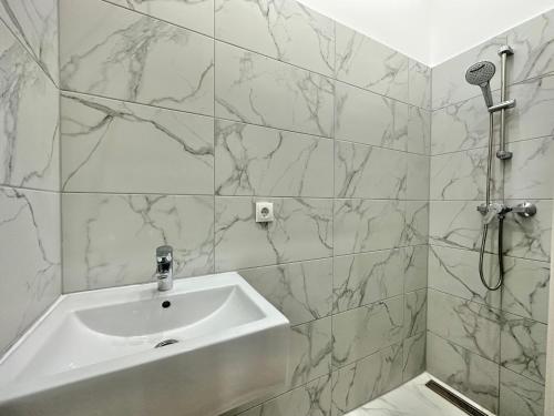 a bathroom with a sink and a shower at FeelHome-Margareten-2 Gäste-WiFi-SmartTV in Vienna
