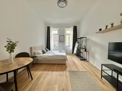 a living room with a bed and a table at FeelHome-Margareten-2 Gäste-WiFi-SmartTV in Vienna
