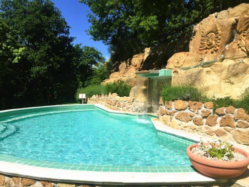Bazén v ubytování ISA - Residence with swimming pool in Sorano, apartments with air conditioning and private outdoor area nebo v jeho okolí