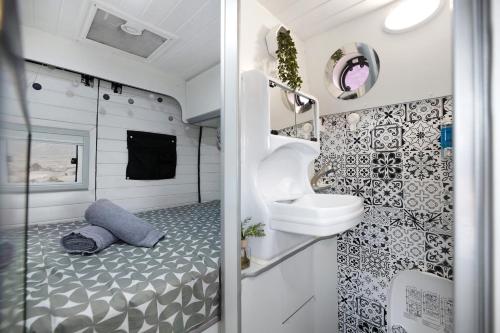 Ένα μπάνιο στο Adventure Campingvan