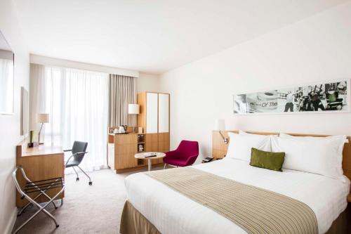 een hotelkamer met een bed en een bureau bij DoubleTree by Hilton Leeds in Leeds