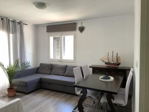 A seating area at MONTGRIS 2-9