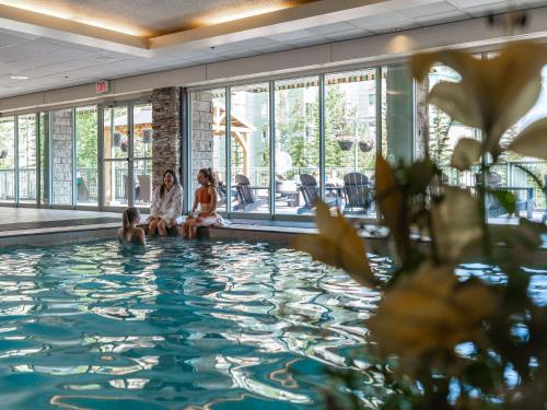 Der Swimmingpool an oder in der Nähe von The Rimrock Resort Hotel Banff