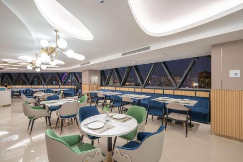 ห้องอาหารหรือที่รับประทานอาหารของ Hilton Garden Inn Nantong Haohe Scenic Area