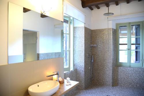 a bathroom with a sink and a shower at Country House I Lauri in Montefiore dellʼAso