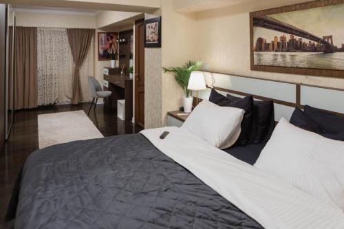 Un pat sau paturi într-o cameră la Exclusive Apartment