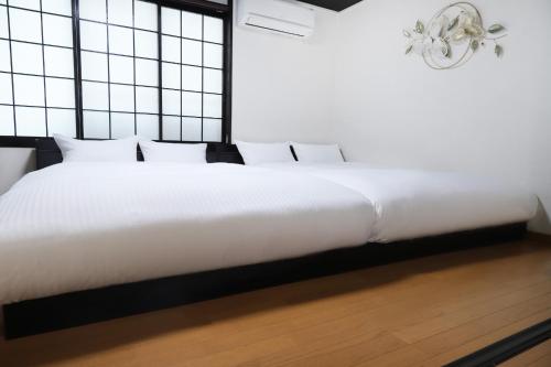 Lova arba lovos apgyvendinimo įstaigoje Samurai tei by YADORU KYOTO HANARE