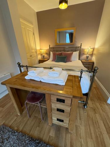 una camera con letto e scrivania con letto di The Emerald Suite, Birmingham a Birmingham