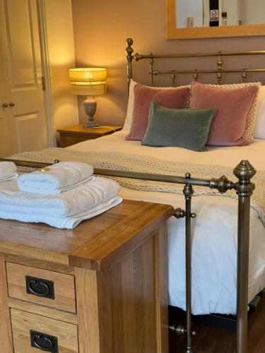 una camera con due letti e un tavolo con asciugamani di The Emerald Suite, Birmingham a Birmingham