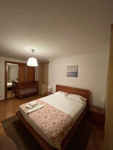 1 dormitorio con 1 cama grande con lámpara en Casa Da Estrada Velha, en Medonha