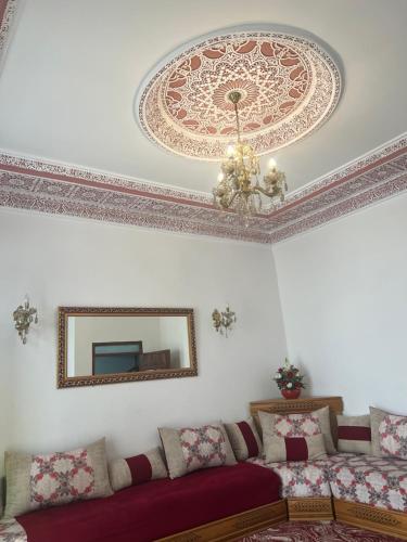 sala de estar con sofá y espejo en Tangier city center, en Tánger