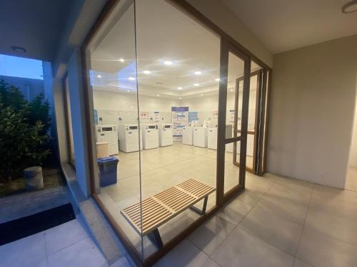 ein Glasfenster mit einer Bank in einem Zimmer in der Unterkunft Hermoso y amplio Departamento frente al mar in Coquimbo