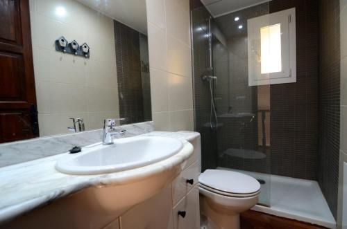 ein Bad mit einem Waschbecken, einem WC und einer Dusche in der Unterkunft LES OLIVERES 67 in L'Estartit