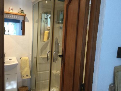 Ένα μπάνιο στο Finca el Rio, The Studio self catering with pool and hydrotherapy jacuzzi set in beautiful gardens,