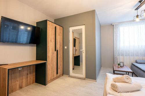 a small room with a bed and a door to a bedroom at Къща за гости Оскови in Velingrad