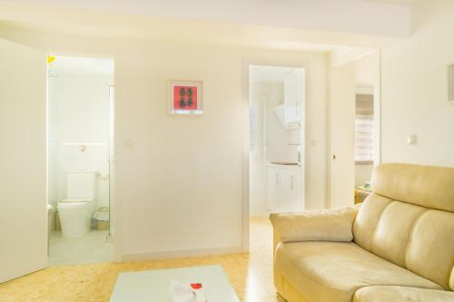 sala de estar con sofá y mesa en Apartamento luminoso, en Sevilla