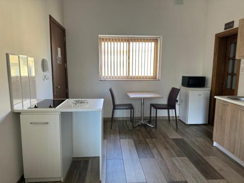 - une cuisine avec une table et des chaises dans la chambre dans l'établissement Private One Bedroom Apartment close to Airport in Luqa, à Ħal Luqa