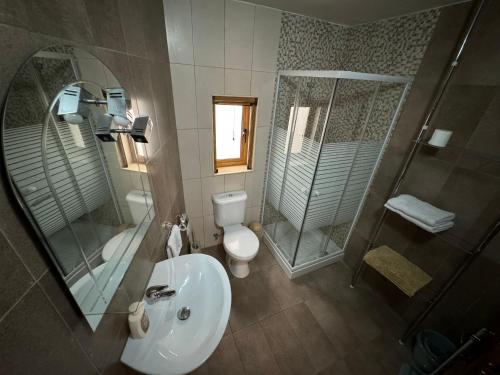 un bagno con lavandino, doccia e WC di Private One Bedroom Apartment close to Airport in Luqa a Luqa