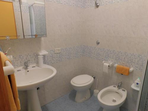a bathroom with a toilet and a sink at LA FINESTRA SUL MARE in Lendinuso