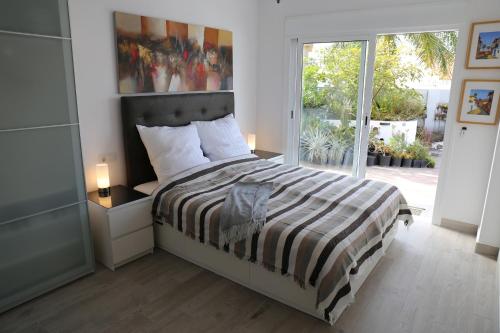 ラ・オロタバにあるJungle Paradiseのベッドルーム1室(ベッド1台、大きな窓付)