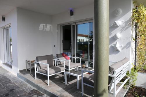 un patio con sillas y una mesa en un edificio en Jungle Paradise en La Orotava