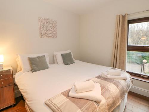 een slaapkamer met een bed met twee handdoeken erop bij The House at The Sitwell Arms in Sheffield