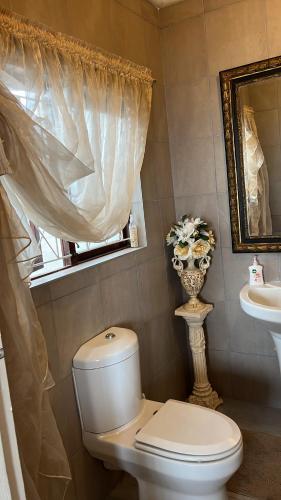 Et badeværelse på Moulin Rouge Overnight Accomodation